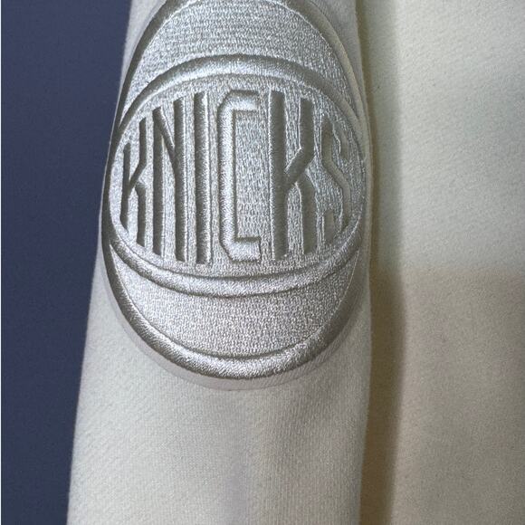 New York Knicks Neutral Drop Shoulder Fleece Crewneck Size: Small - Picture 2 of 5